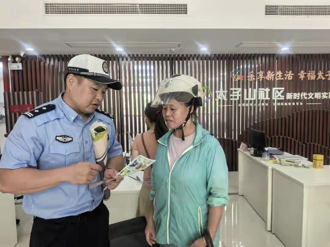 南京江北新区，交警挨家挨户敲门。不查车，不罚款，专门找老人和孩子聊安全。

街角
