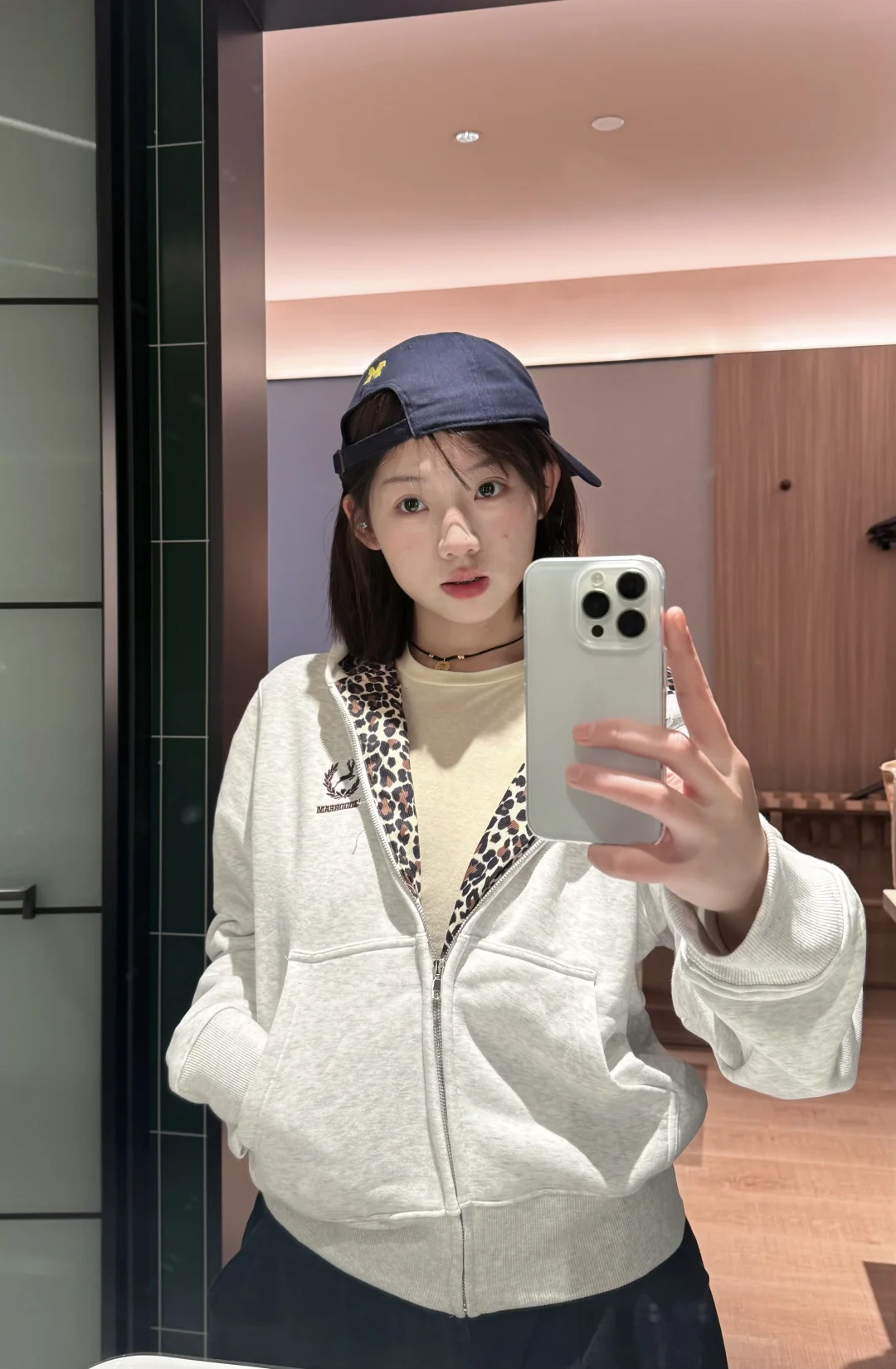 假装很帅的样子