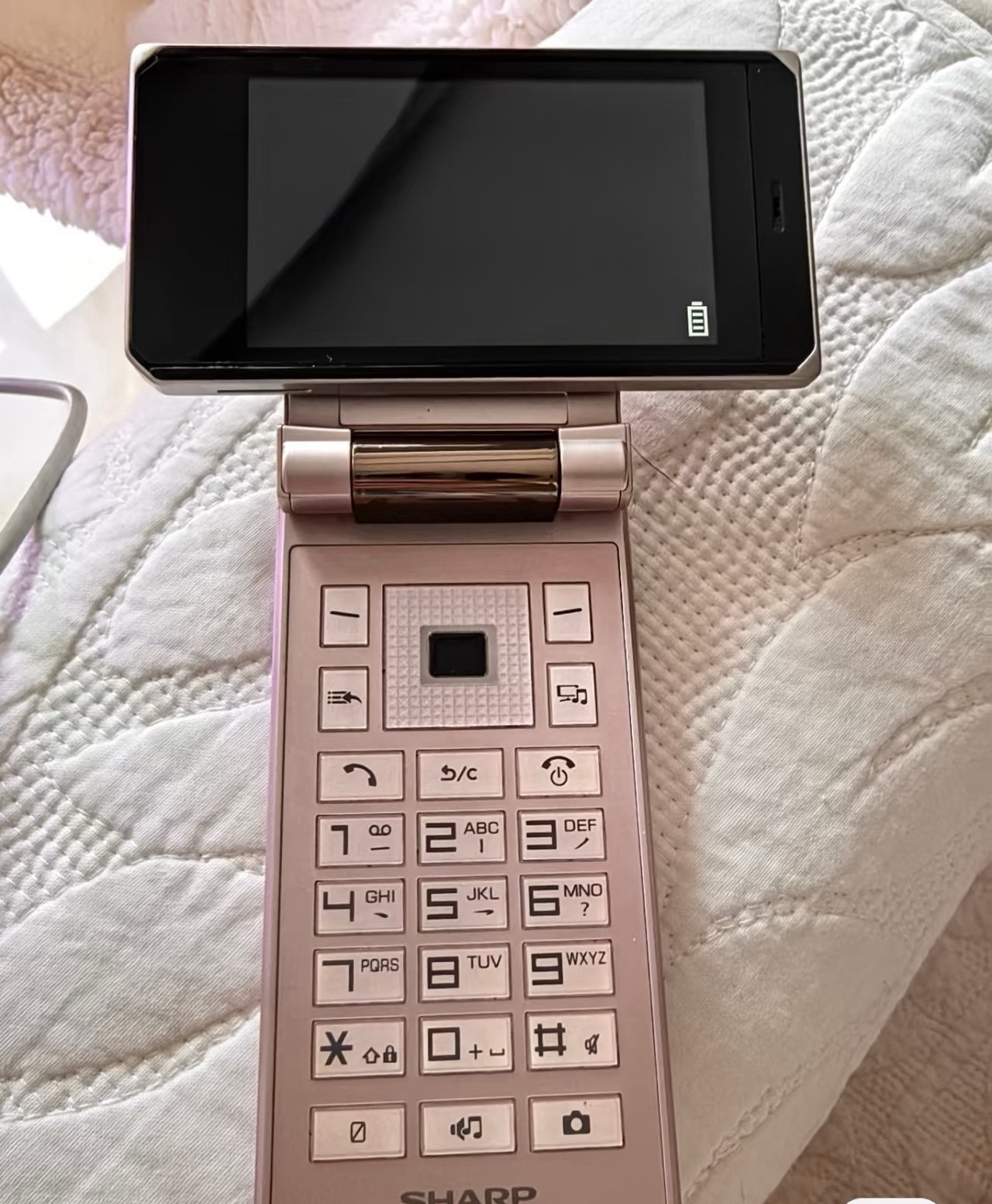 以前手机真耐用，如果再出这种机型，我一定买，十多年了依旧好看手机数码
