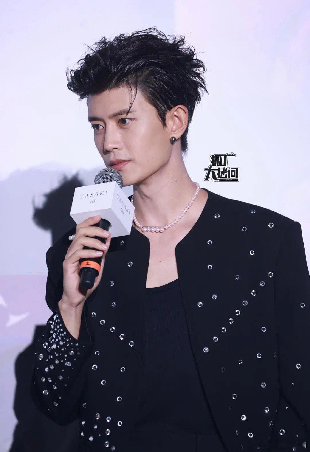 任嘉伦脸没问题，只是头发是不是太夸张了？ ​​​