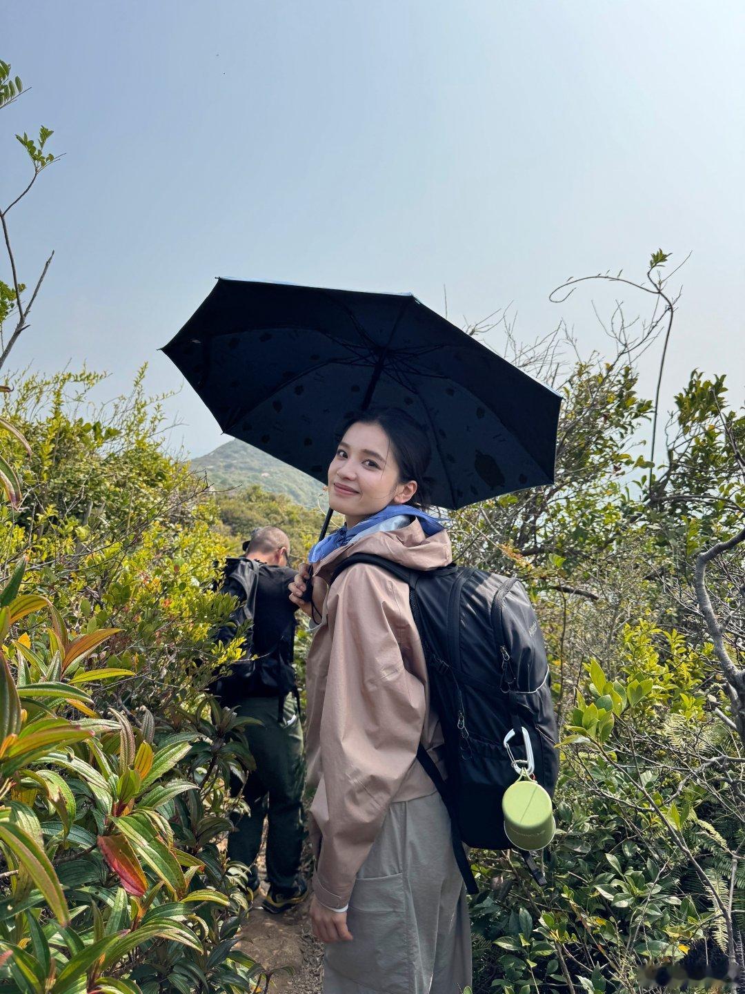 张婧仪好明媚的美 登山look元气满满，晒出的照片真实又自由，和大家分享着身边的