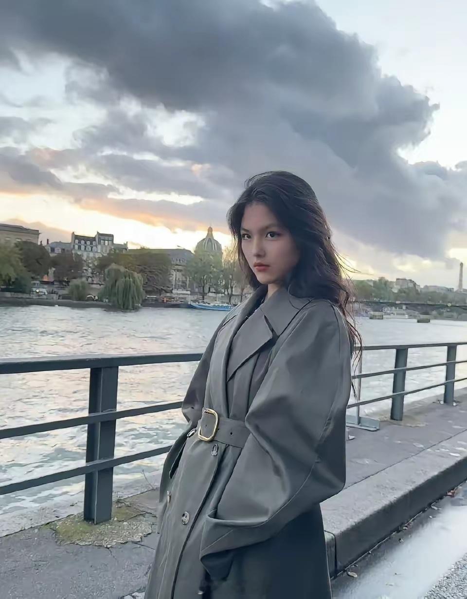 到底什么样的男人能配上她啊？看看李湘的女儿，出生就是罗马，一身贵气，不用承受人间