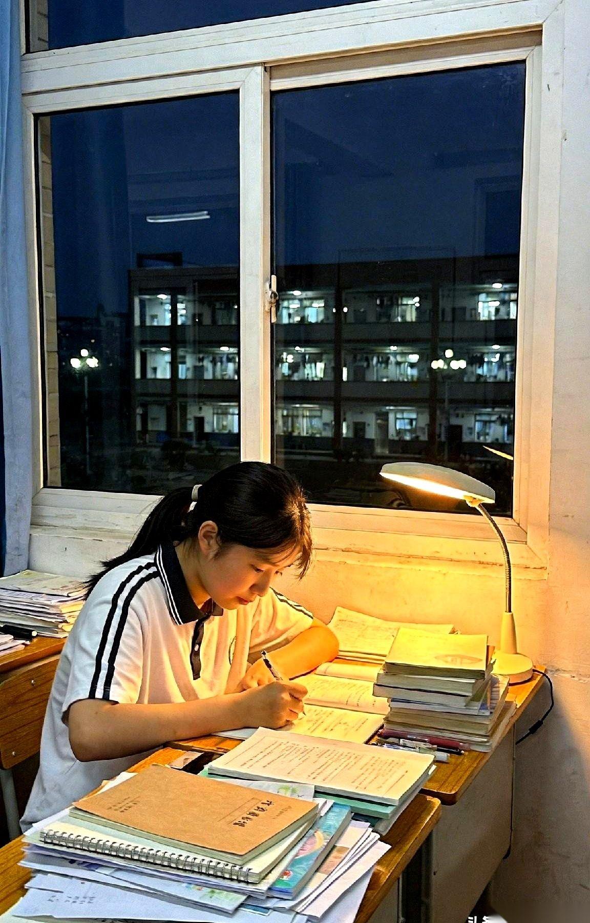 高中家长会一散场，走廊里直接分出两拨人。一拨家长连眼皮都不抬，直接扫码交了几千上