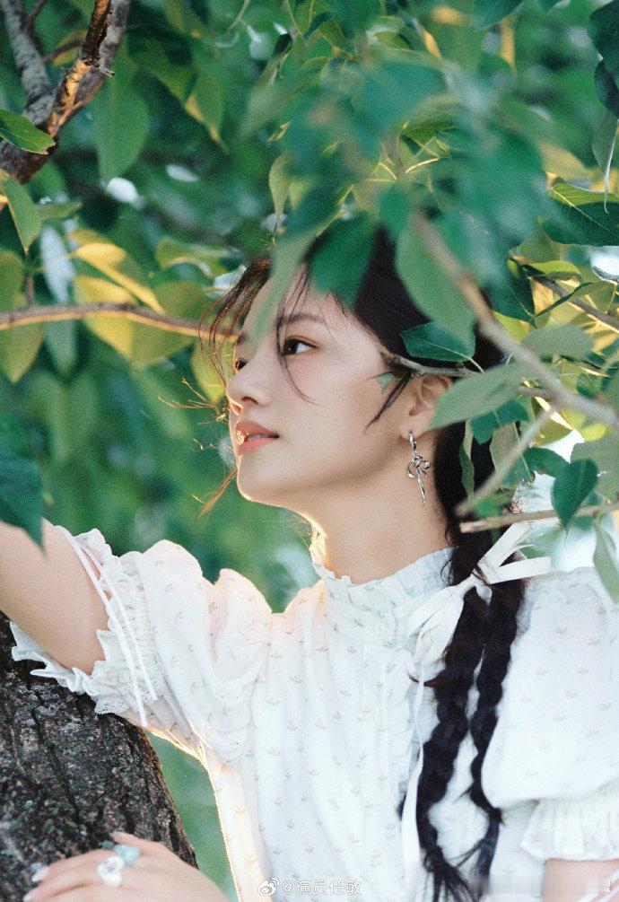 偶遇任敏素颜与好友聚会 有网友在三里屯偶遇任敏，素颜和好友喝咖啡聚会。敏敏子素颜