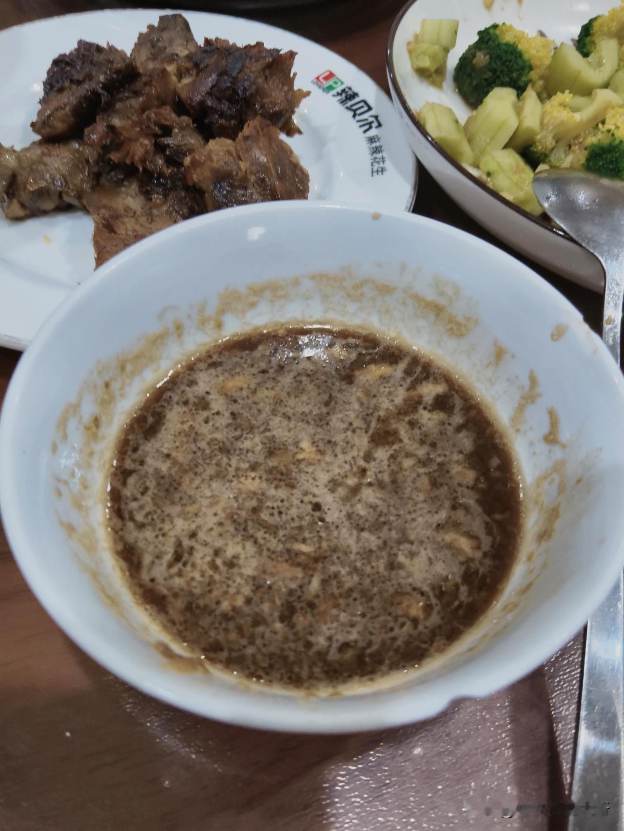 瓜馅儿饺子，蘸蒜泥儿，和蘸醋，就蒜瓣，不一样。
蘸醋，酸得委屈。就蒜瓣，辣得张狂
