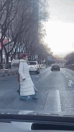 还没到子夜时分
怎么就出来了？😱