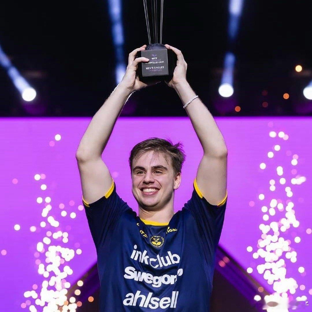 莫雷加德晒照庆祝夺冠其实在没有我们主力的情况下小莫赢挺正常的，但是没想到松岛能进