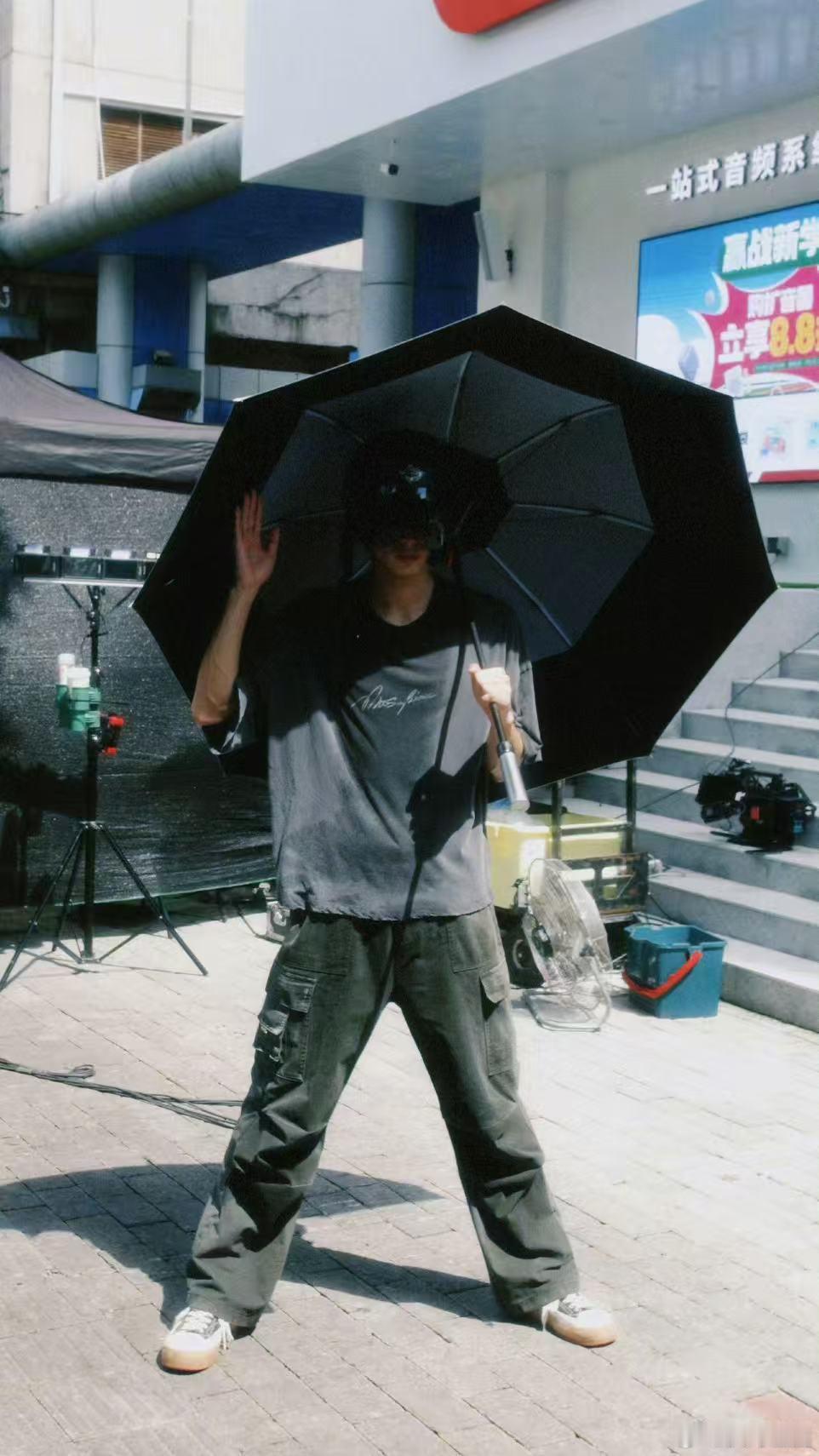 宋威龙在片场热成啥了笑不活了，看得出来这个在片场的宋威龙很热啦宋威龙把广东的天气