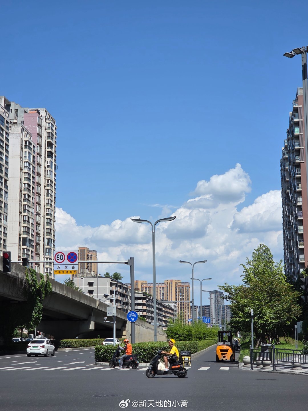 今日份成都天空是浪漫蓝的随手拍成都这样的成都你确定不来公园城市幸福成都手机摄影爱