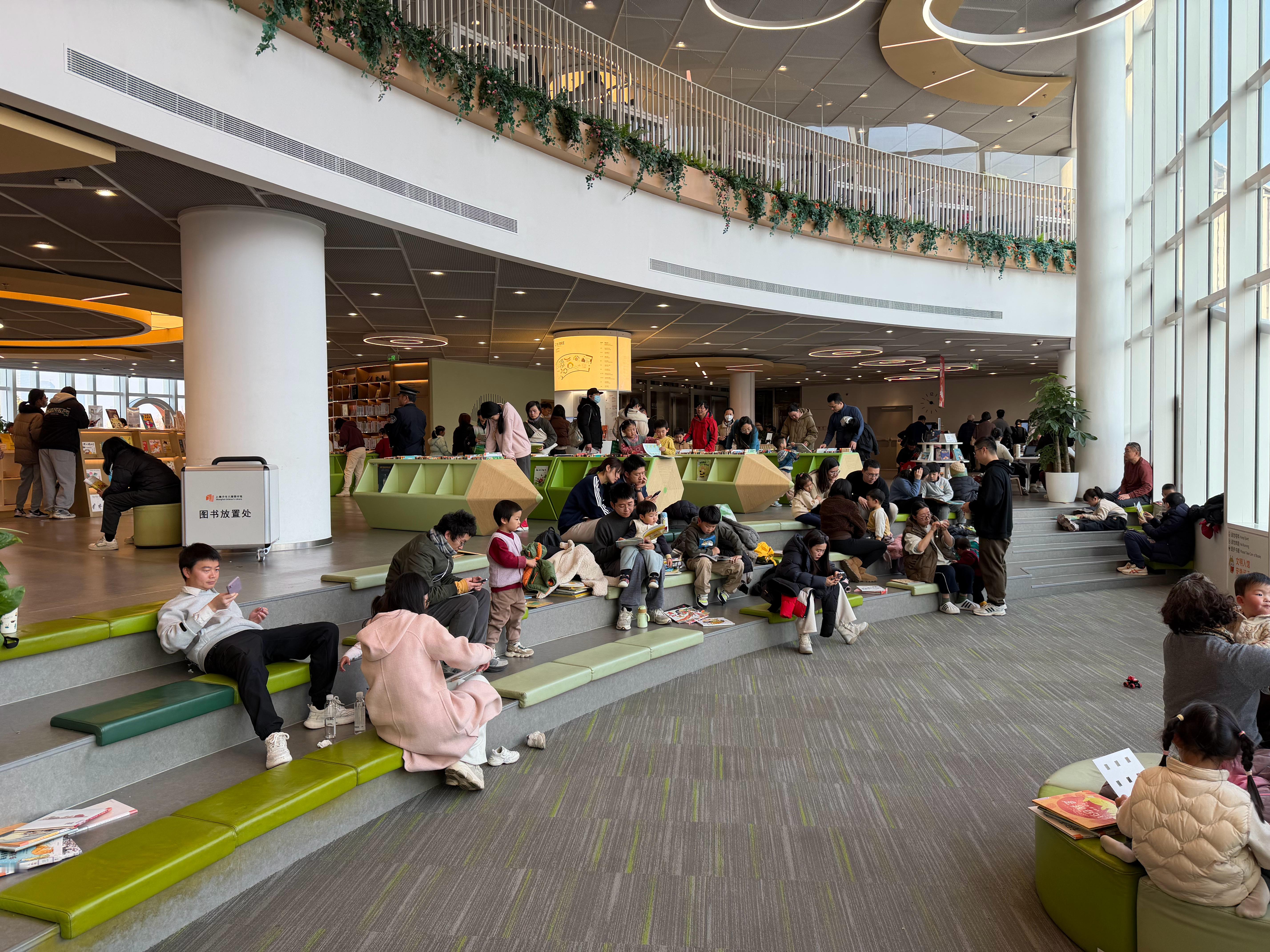 周末的儿童图书馆人真的多，这里带娃比在商场里氛围好现在图书馆很细节啊，借书还提供