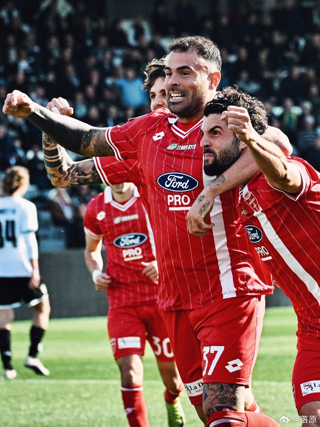 米兰旧将 意乙联赛蒙扎2比4斯佩齐亚，两位出自米兰青训的前锋佩塔尼亚和库特罗内，