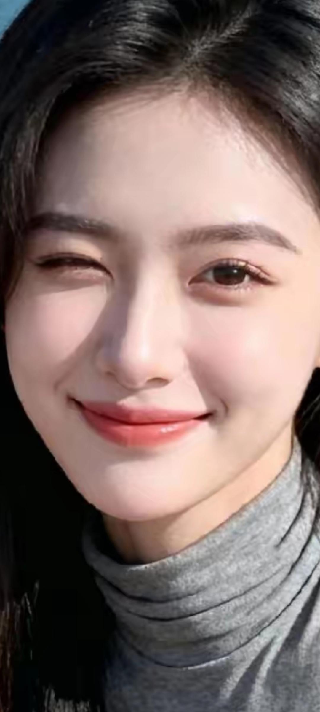 阳光下的微笑，温暖如初春的阳光。