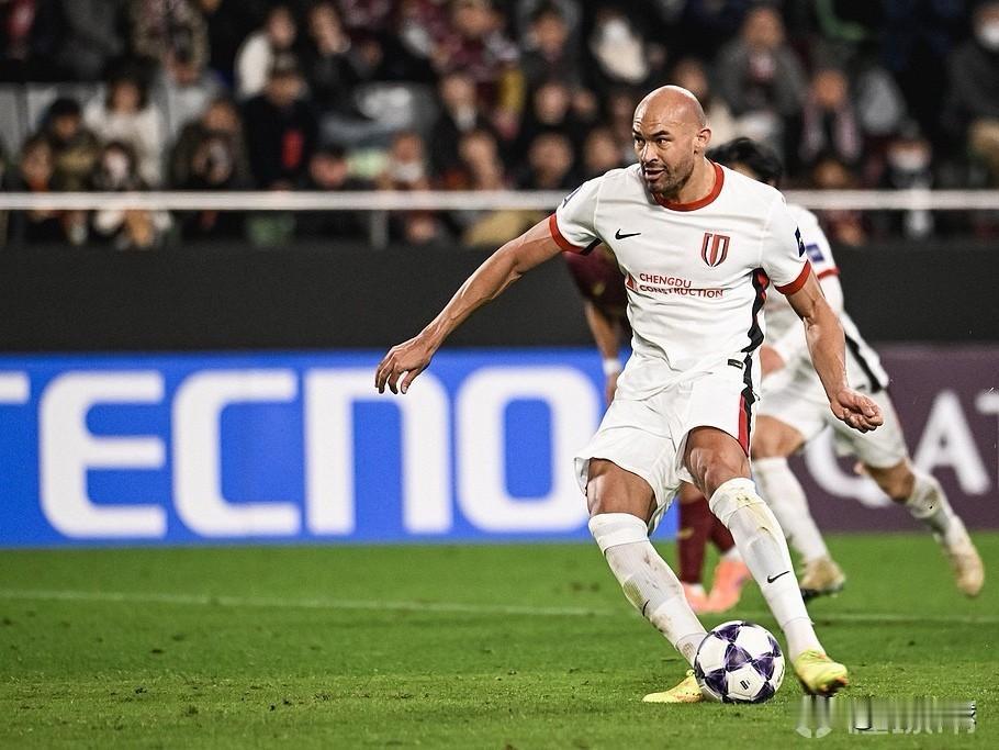成都外援费利佩考虑入籍中国…现效力于中超成都蓉城的巴西外援费利佩透露，他希望能在