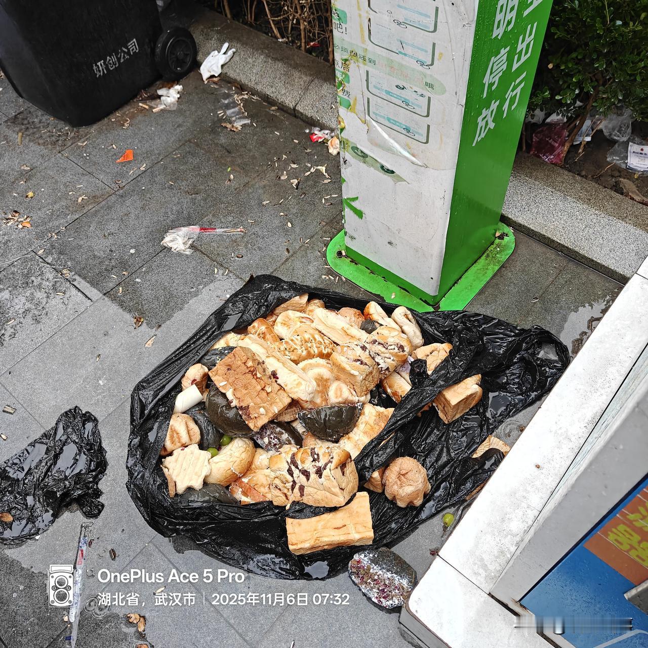 现在面包店不丢点面包好像就不能证明自己是新鲜的 高档的