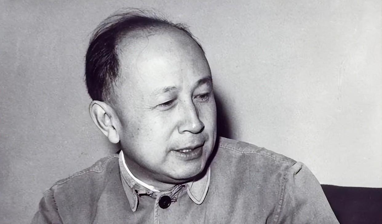 有一次钱学森刚坐进了专车里面，就被聂荣臻一把给拉出来，聂荣臻大声说：你不要命了？