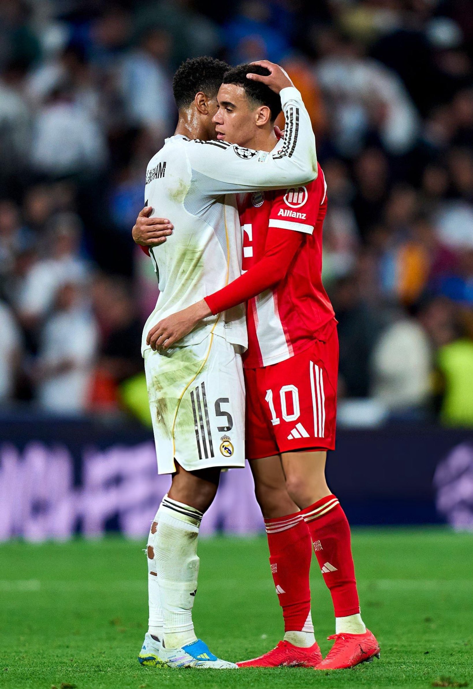 贝林厄姆和穆夏拉拥抱💐 皇马vs拜仁