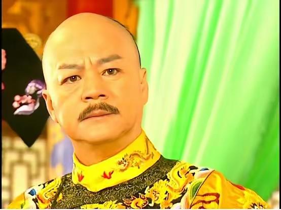 狄龙真是越老越丑的代表，年轻时帅的一塌糊涂，老了怎么连面相都变了呢。