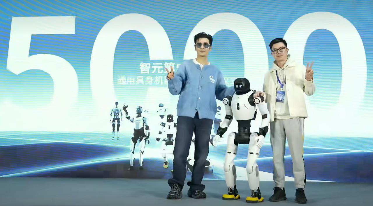 12月8日，智元第5000台通用具身机器人——灵犀X2正式量产下线。

现场影视