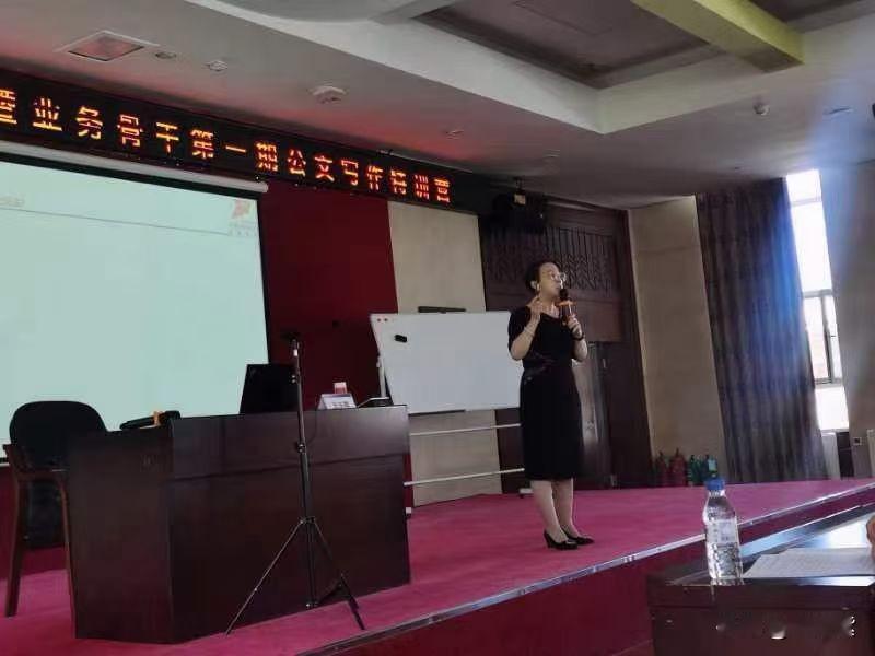 找了一组这几年穿裙装讲课的图片。

甚至任性的穿过旗袍，不过两三年功夫，那旗袍再