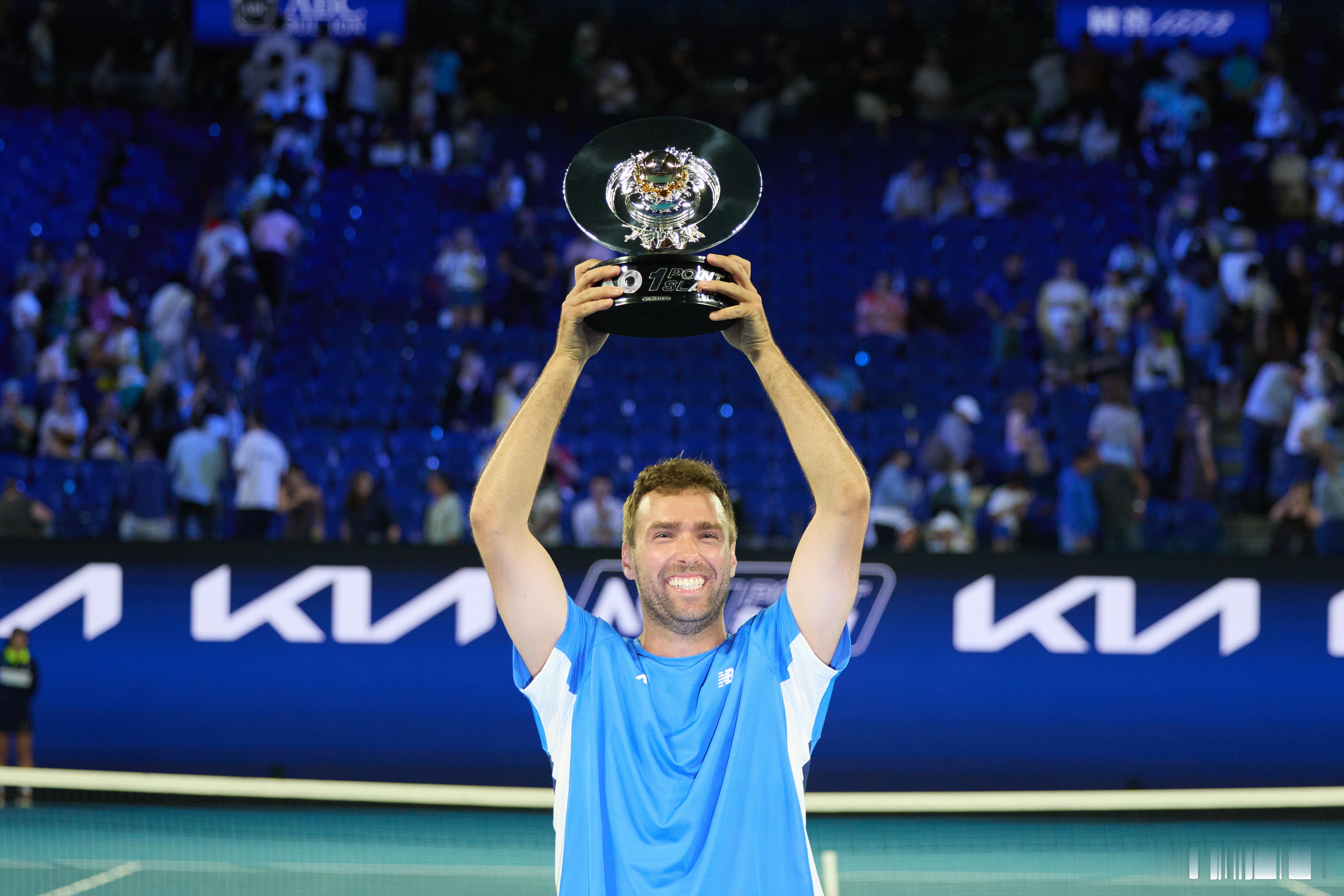 虽然郑钦文因病退出迪拜赛 ，但不妨碍今日一练正常进行业已完成。跟“北航弗里茨”张