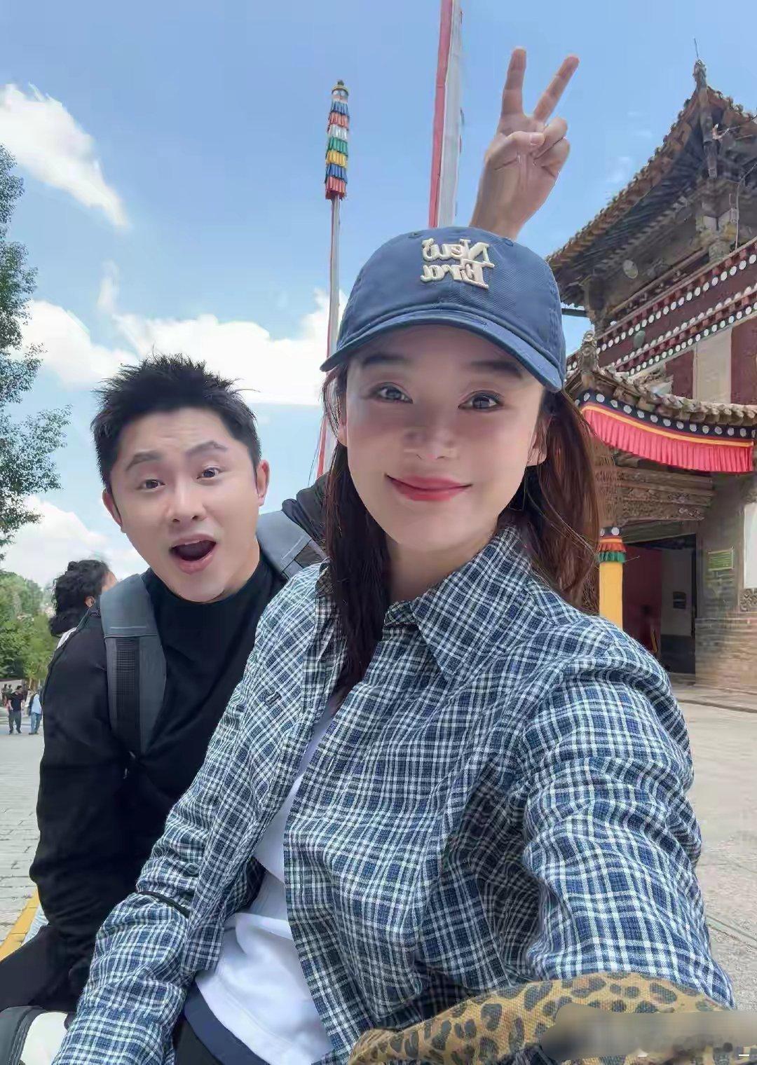 袁姗姗分享青海度假美拍，穿格子衬衫搭配老爹鞋，美得刚刚好 。袁姗姗袁姗姗
