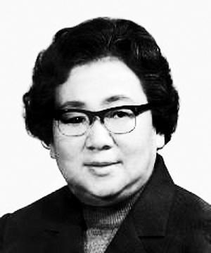 1943年，一17岁中国少女被抓进了纳粹集中营。突然，德国士兵在少女的身上发现了