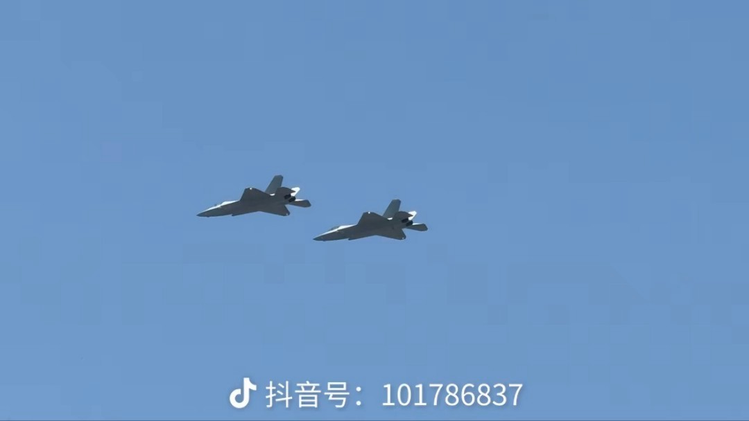 J35A双机 [鼓掌]据说是在东部某地拍到的 [并不简单]来自抖音烽火问鼎计划 