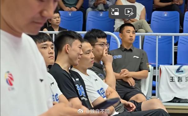 今天举行的CBA夏季联赛新疆站比赛，原浙江男篮后卫王奕博已经现身青岛男篮替补席，