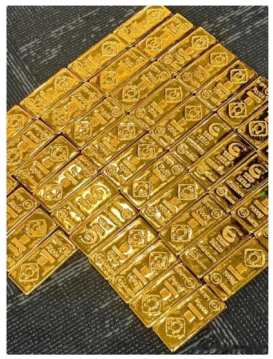 在银行工作20年的叔叔，
昨天偷偷告诉我，
如果手里有30万，别存在银行了，赶紧