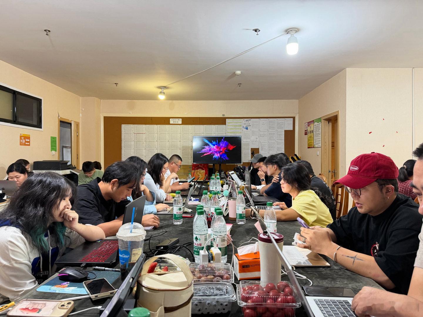 于正带主创围读金吾不禁的剧本于正带着一众主创围读金吾不禁的剧本  于正带着一众主