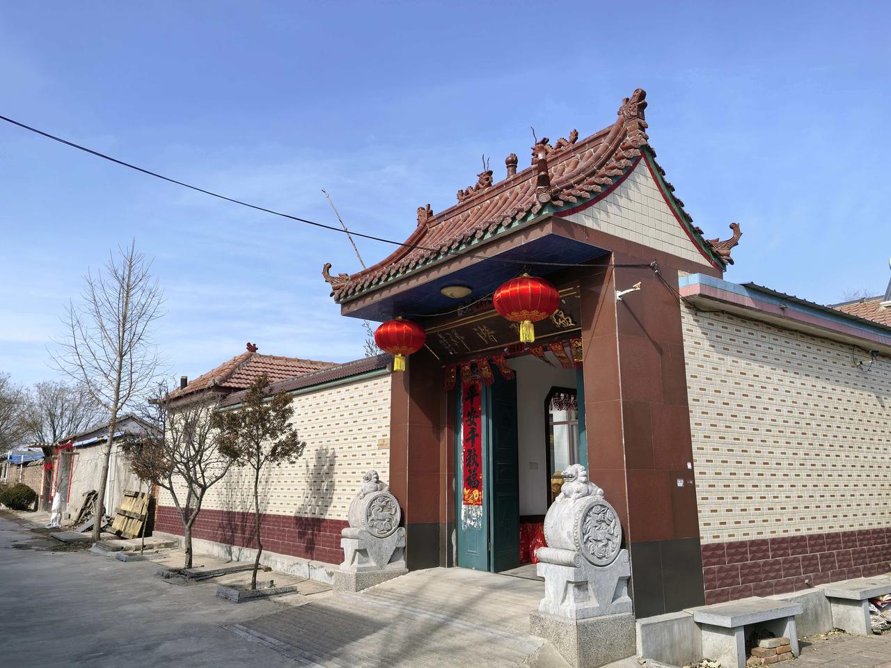 忆往昔年少之时
入眼皆化作诗篇
蜘蛛可祈来巧慧
紫燕皆比翼双飞
楼台处观那红袖