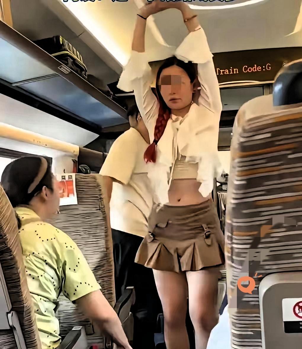 高铁上碰到个女的。
真给我看吐了。
我坐G153次，车厢连接处，她拿补光灯架行李