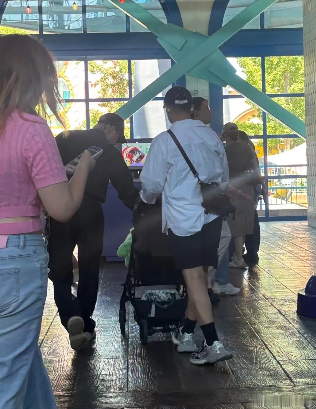 戚薇带3岁儿子出游，Seven正脸肉嘟嘟像妈妈，和李承铉同行像走秀！ 