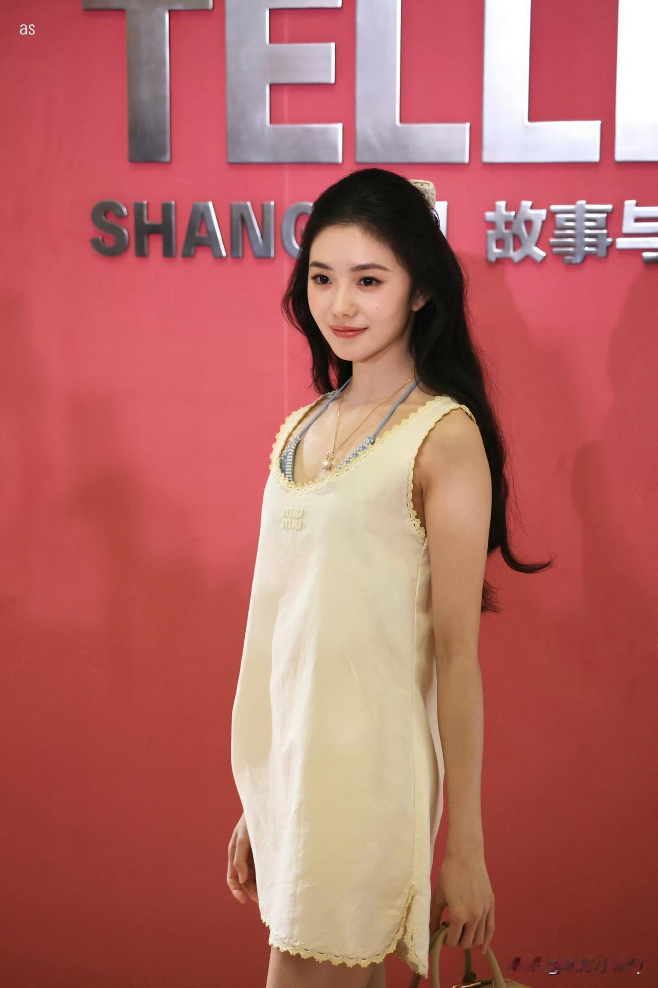 今天Miu Miu上海活动，三位品牌大使凑齐了。赵今麦短发越剪越短，运动风混搭百