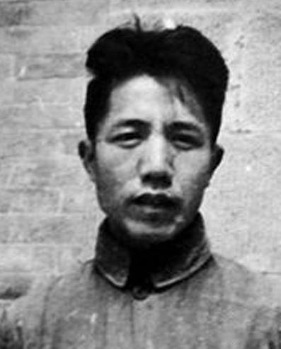 周扬与冯雪峰结怨，起于30年代的上海。
当时，冯雪峰从陕北受命到上海，没有去找周