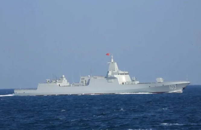 黄海上空几声巨响，055大驱击落大批无人机，给美日指挥官上了一课！据俄罗斯卫星通