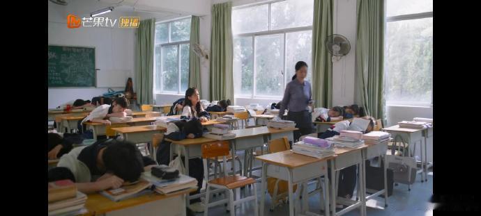 野狗骨头课间睡觉好真实谁懂高中生的课间生存法则，课桌就是临时床铺，野狗骨头精准还