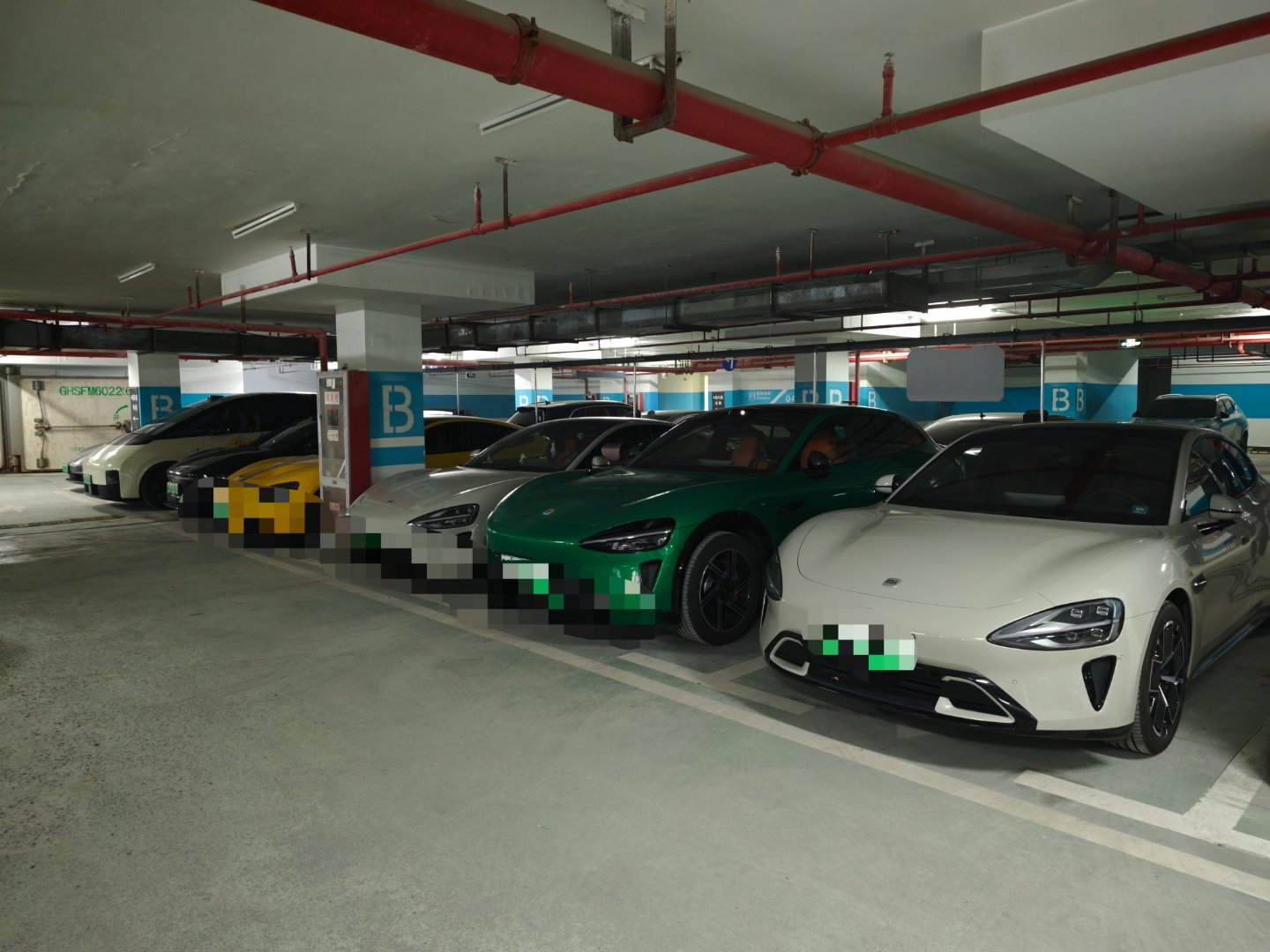 之前说过我住的这个地方小米汽车特别多，但四辆米车连一块还是太神奇了，后面还有一台