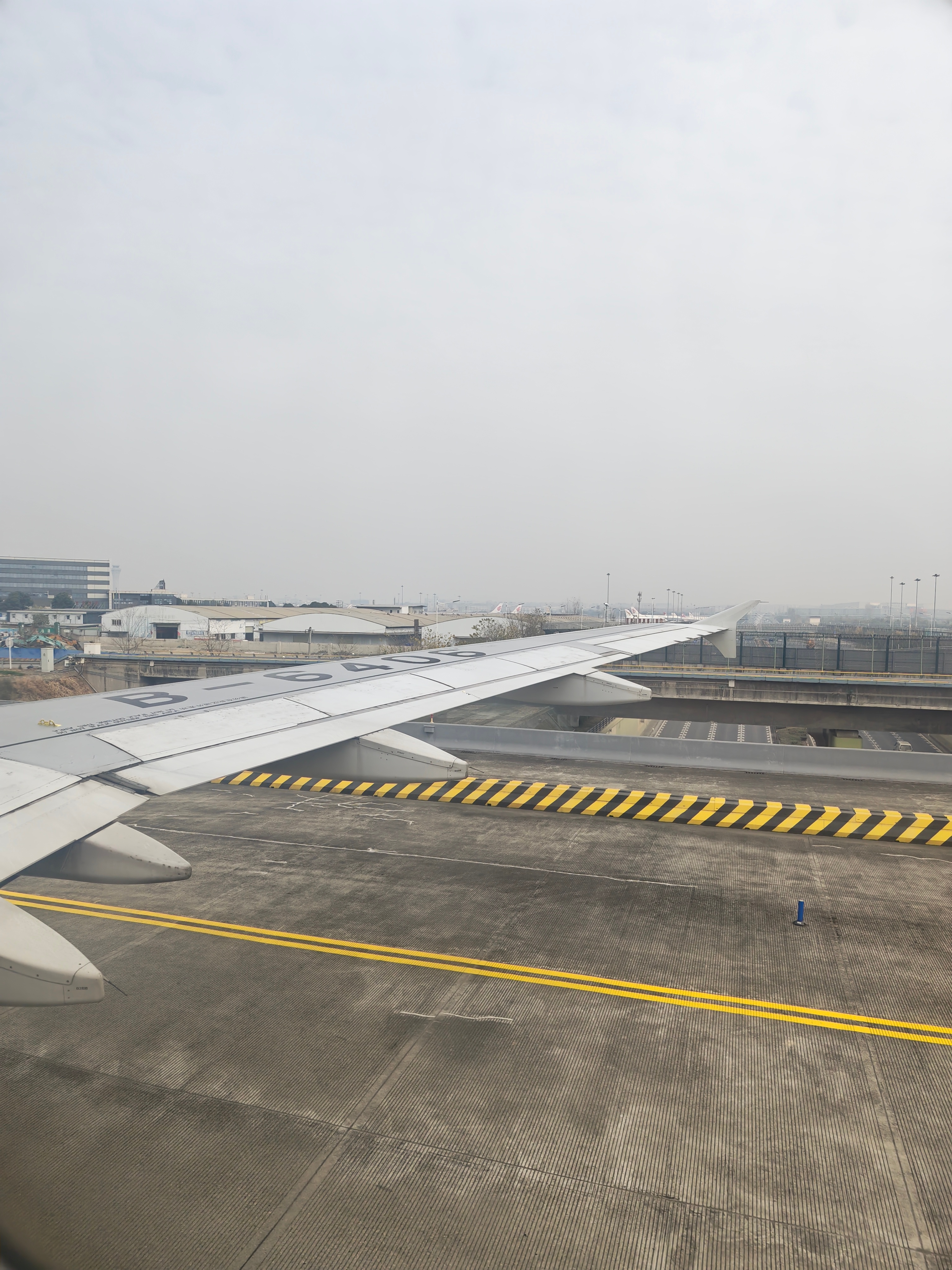 到成都了，川航的航班落地成都的时候会播放《成都》的音乐，很是温馨另外，成都好暖和