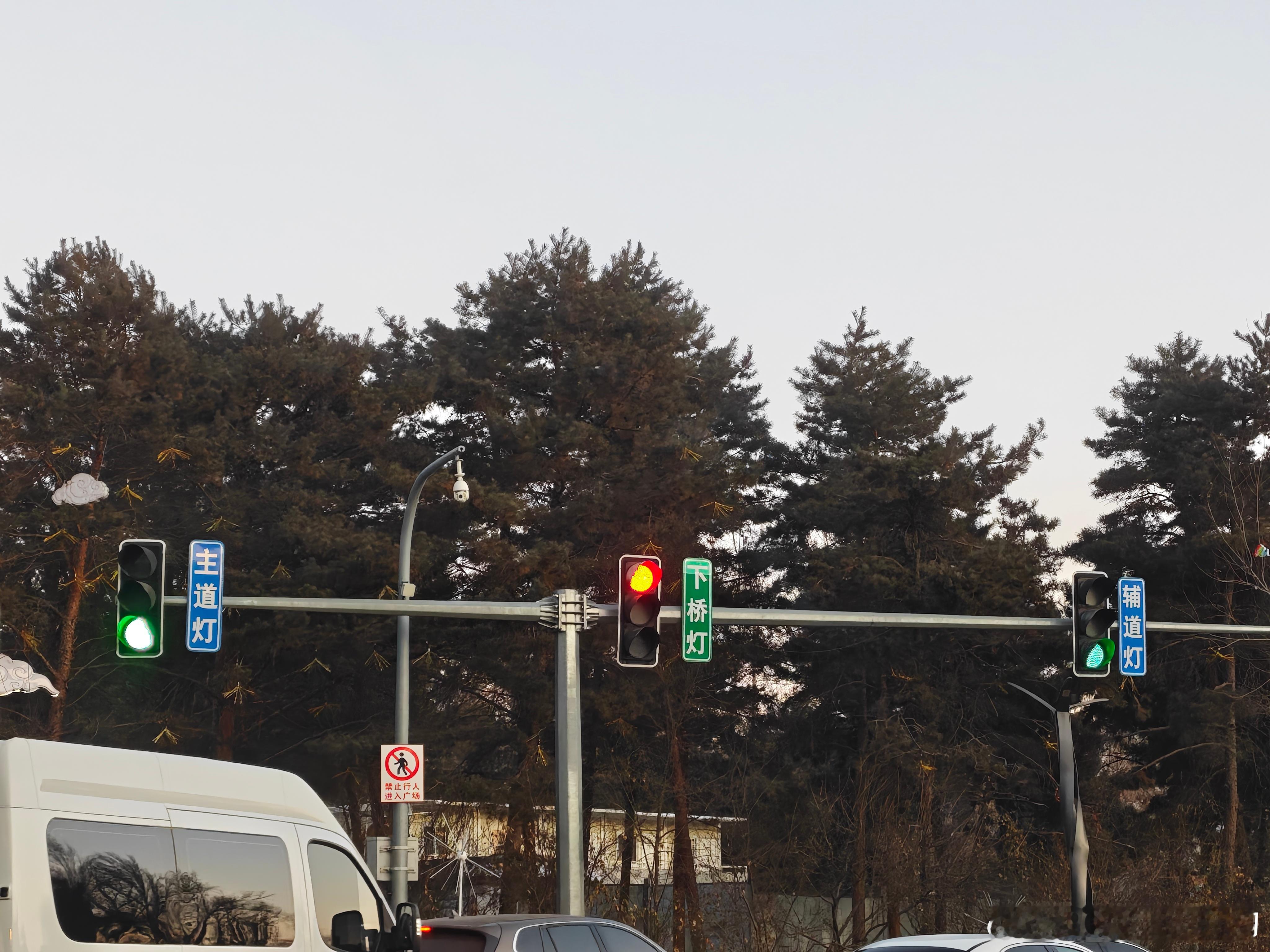 这样的红绿灯哪家智驾可以搞定？ 