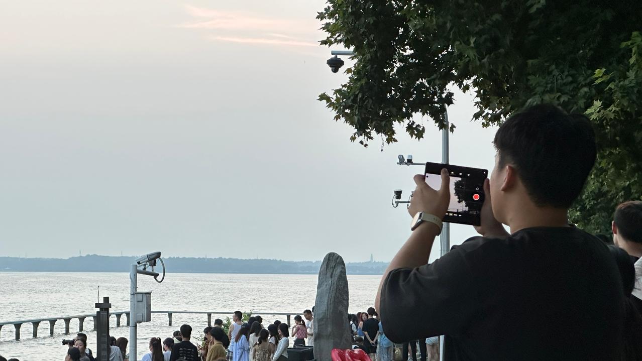 之前路上看到位折叠屏用户，看这挖孔位置和相机界面，应该是vivo X Fold系