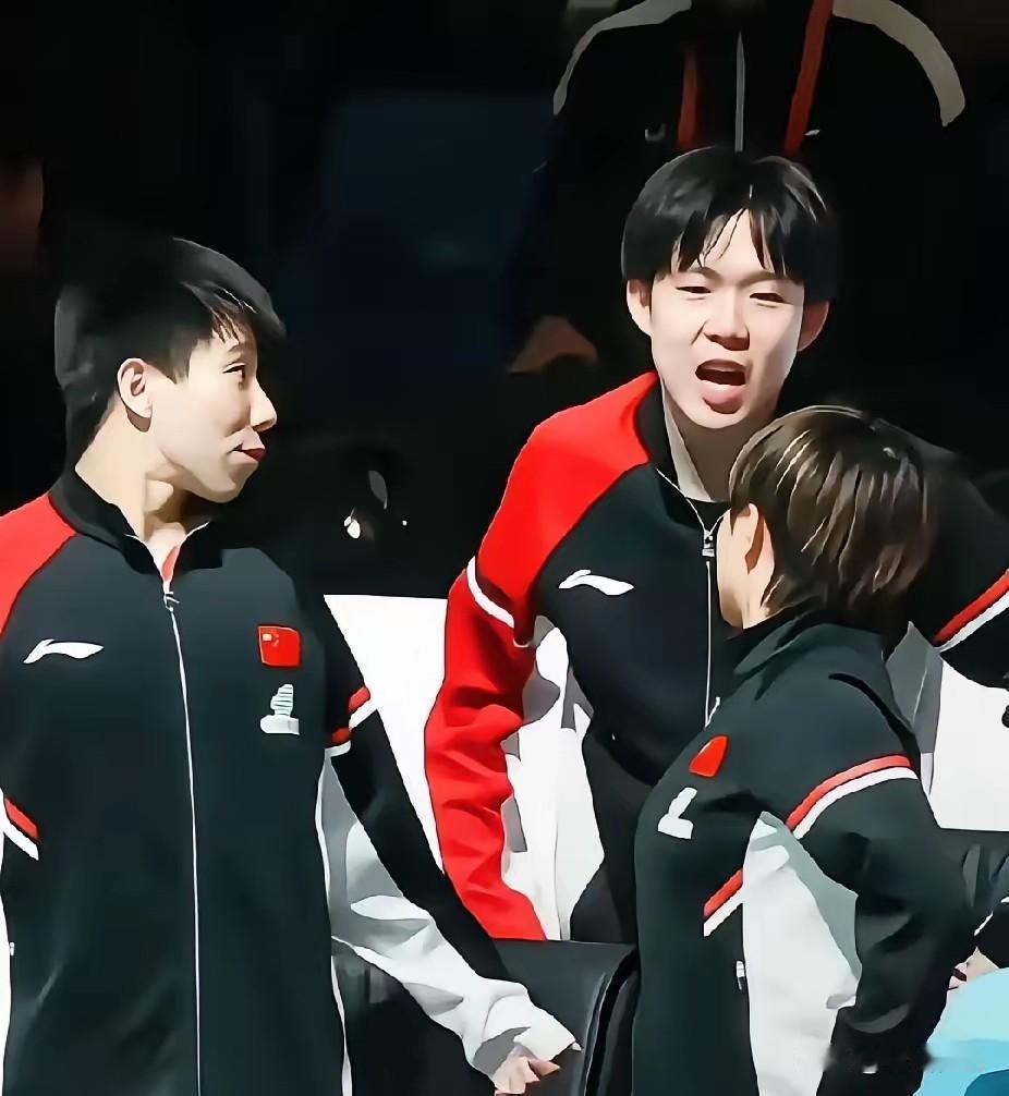 看到王楚钦场边聊嗨了的画面，说实话挺乐的。国乒这帮孩子赛场下能这么放松，恰恰说明