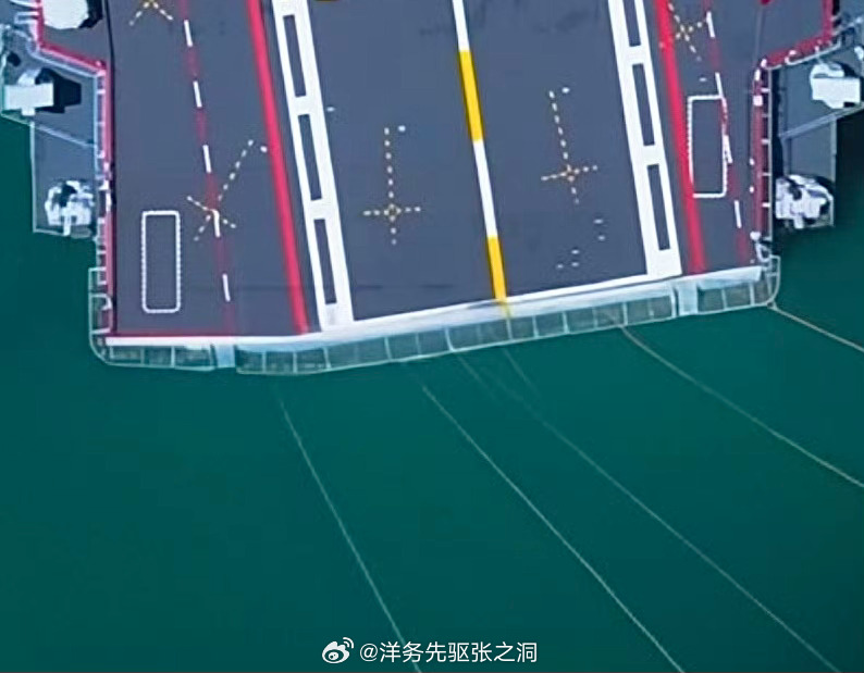 所以003上的着舰区并不是设置为跟飞行甲板后缘垂直的，刚好留了一角缝隙701所是