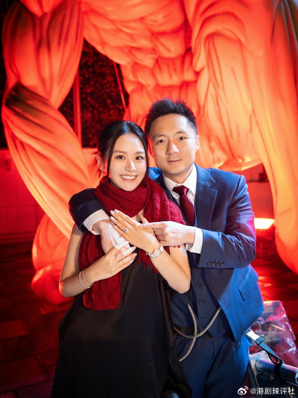 「百億富三代」鍾培生（Derek）日前參考日漫《進擊的巨人》從其大宅屋頂「飛」落