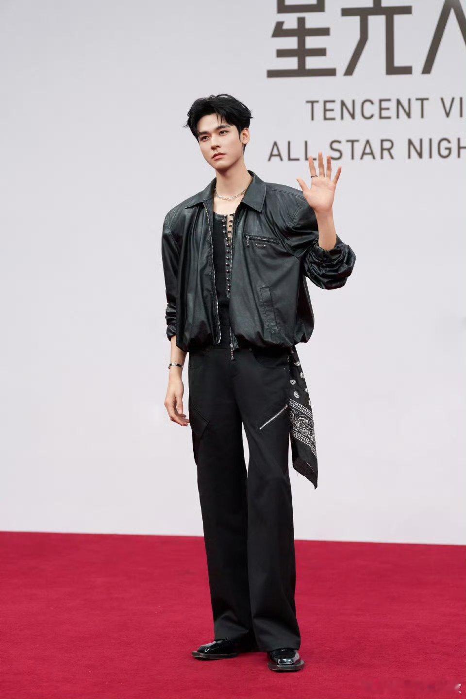 龚俊星光大赏真的是名品男模吧！不知道的还以为在拍大片