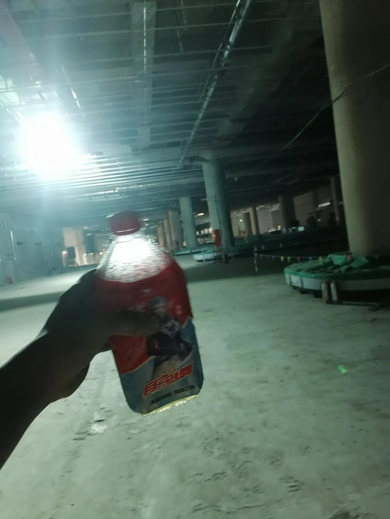 大家好，我是水电工星仔，啊，中午喝点冰的快乐水，爽