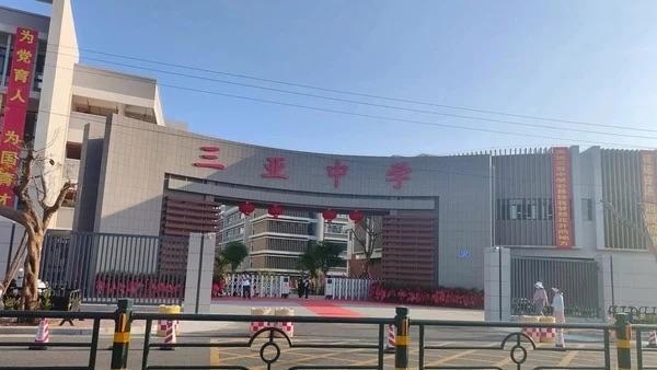 近日，海南三亚一名中学教师因未经批准擅自参加外单位招聘考试，被学校以严重违纪开除