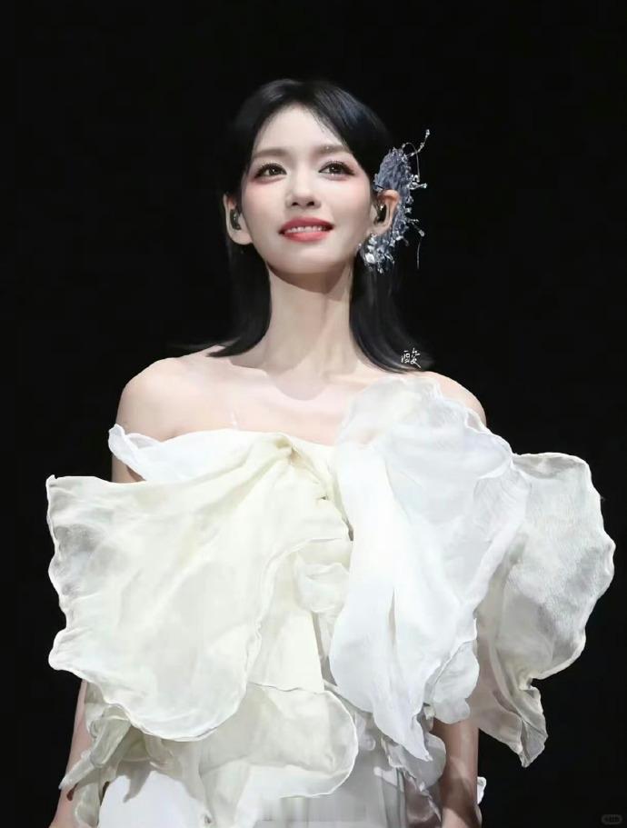 房东的猫第五张专辑 没有浮躁的编曲和套路，房猫的民谣永远纯粹动人，坐等新专上线，