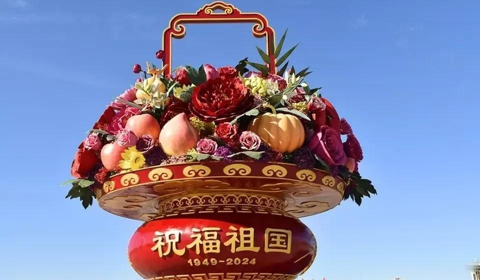 国庆佳节千家乐，张灯结彩万众欢。街头巷尾，红旗随风摇曳，像是一片片热情的海洋。花