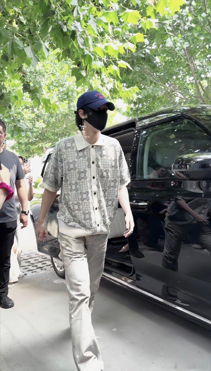 严浩翔戴黑色发带严浩翔联排戴发带好帅！ 